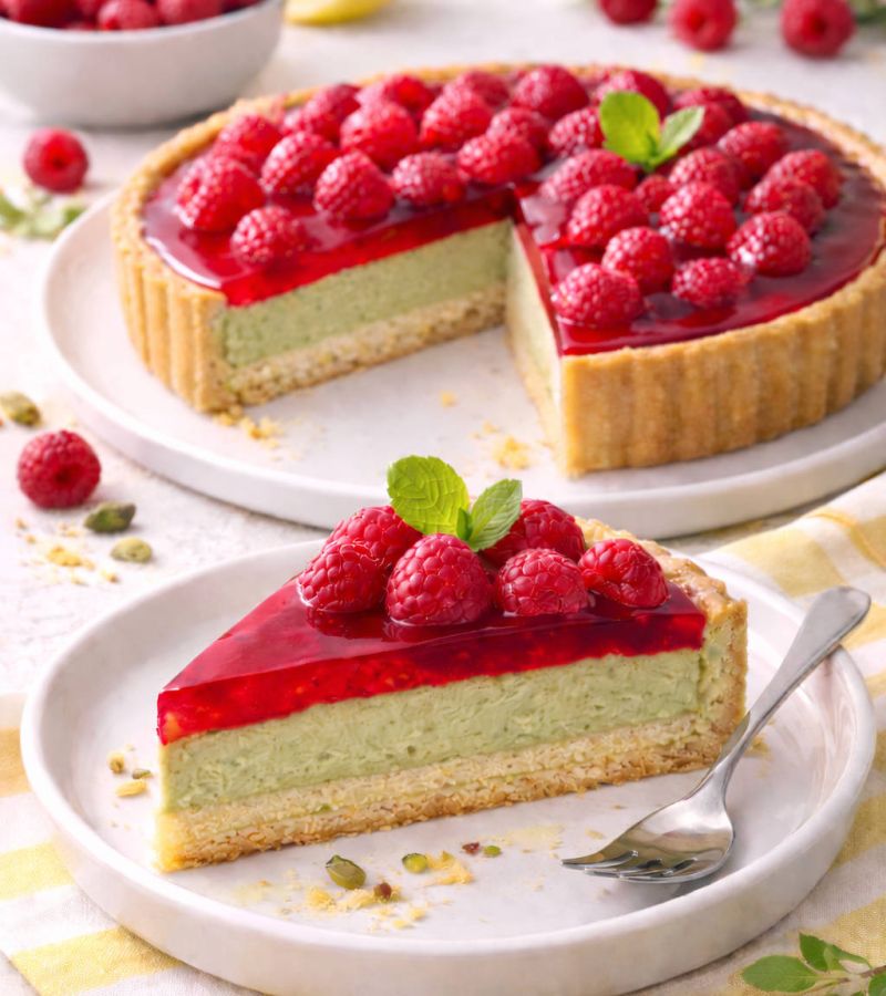 Tarta pistacjowa z malinową taflą i śmietankowym kremem 1 Tarta pistacjowa z malinową taflą i śmietankowym kremem