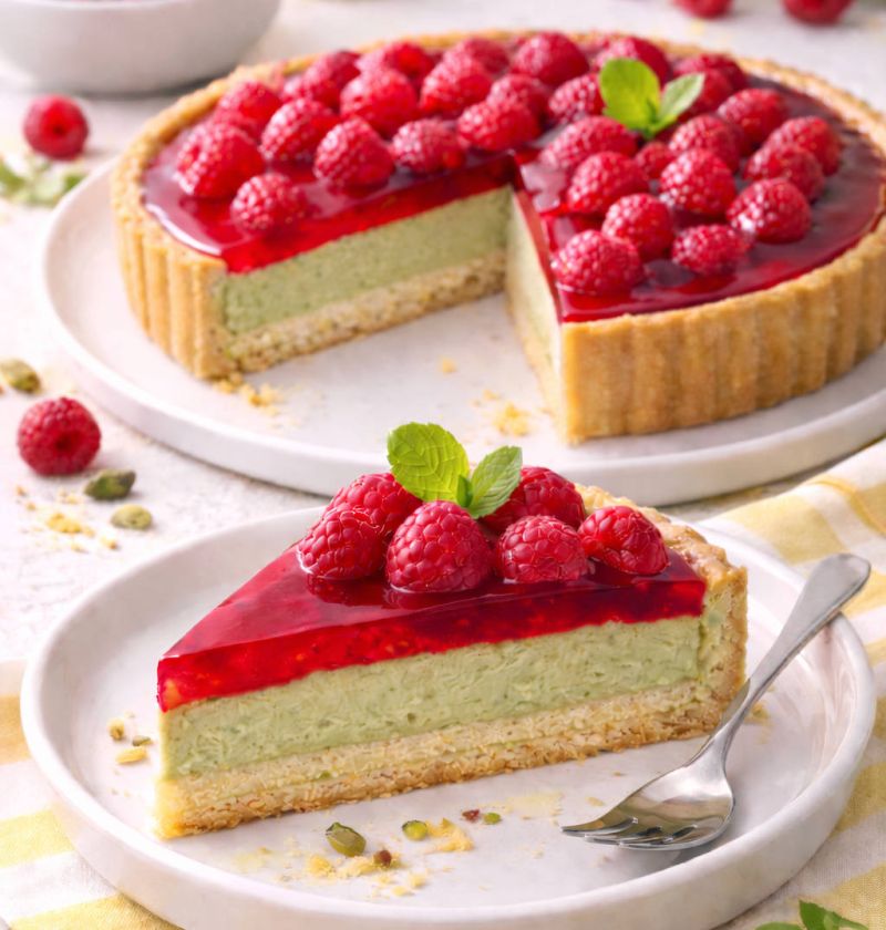 Tarta pistacjowa z malinową taflą i śmietankowym kremem 1 Tarta pistacjowa z malinową taflą i śmietankowym kremem